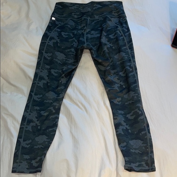 Fabletics PowerHold 3/4 Grey Camo Print Leggings - Picture 5 of 5